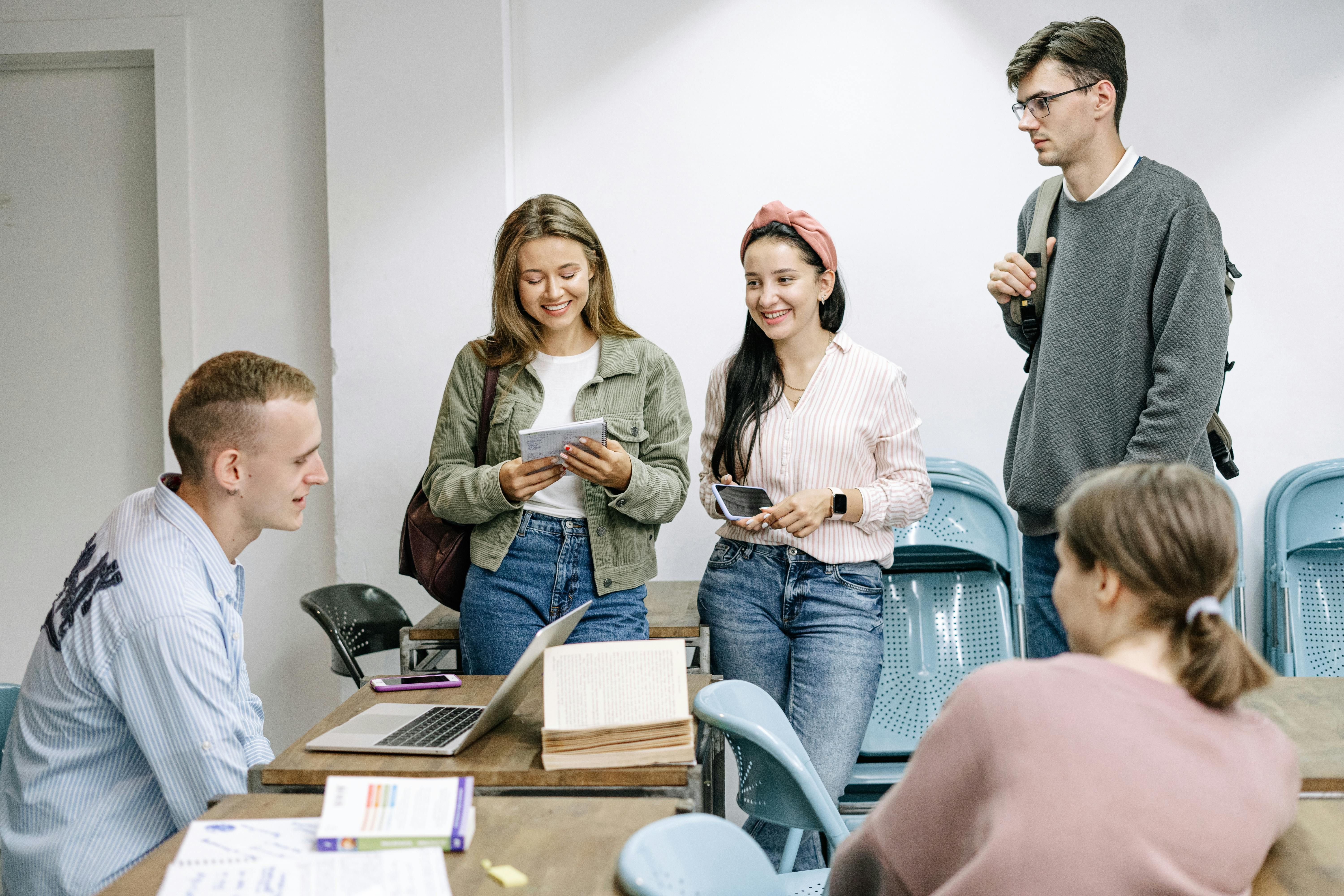 Estudantes a conversar à volta de uma mesa